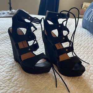 Black wedges